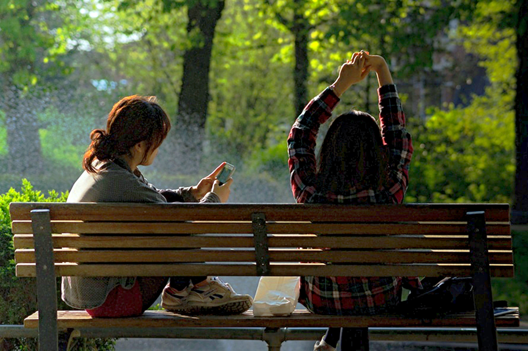 PseudoHDR on bench-people-smartphone-sun-large stretch, dodge-burn, retinex, satur at 22.0.JPG