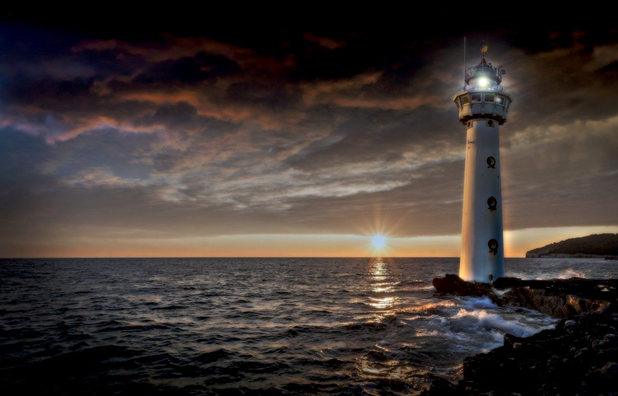 lighthouse-2372461_DN_GlamourDark_Issa.jpg