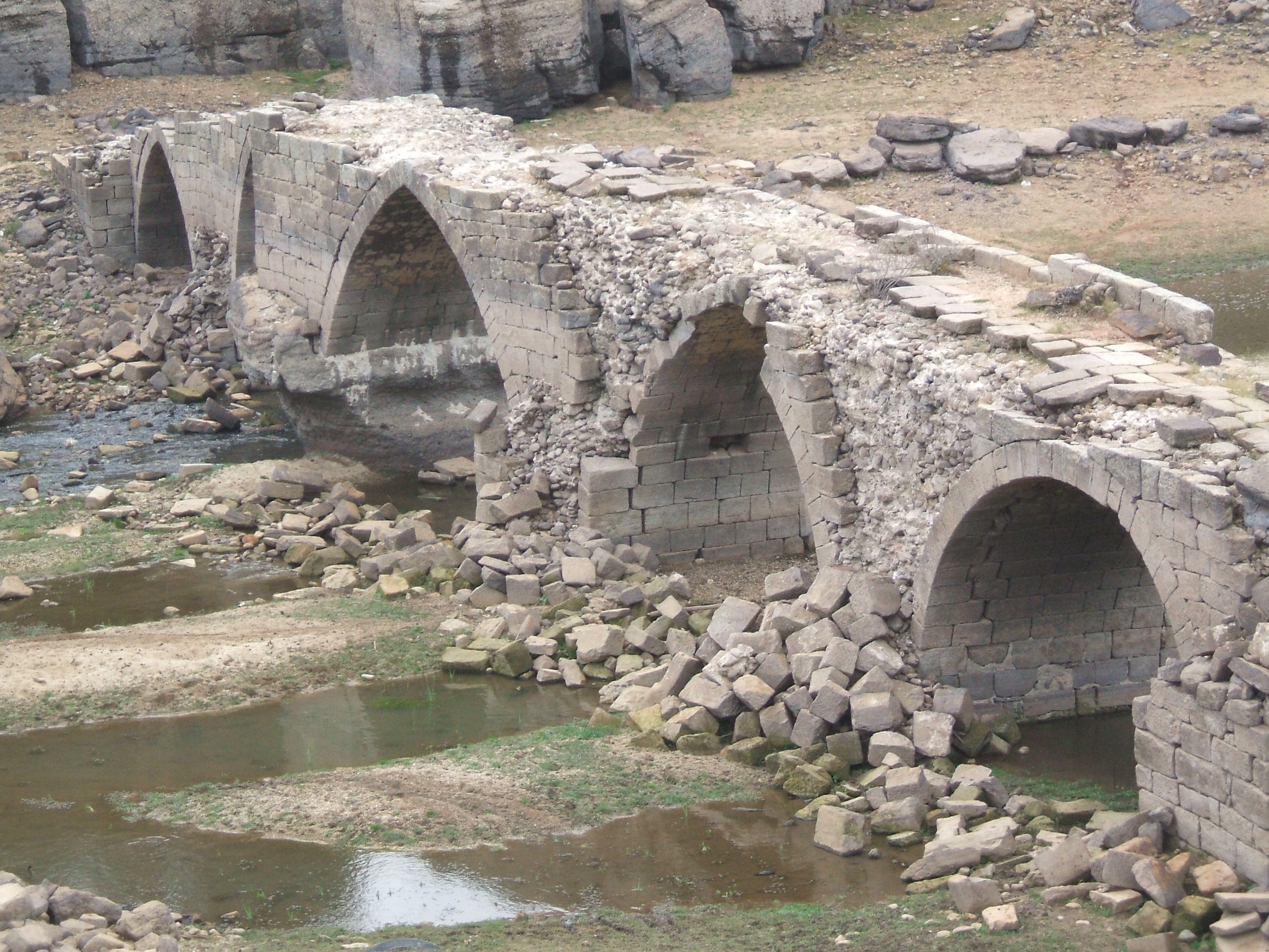 Vinuesa, embalse seco - Soria 002.jpg