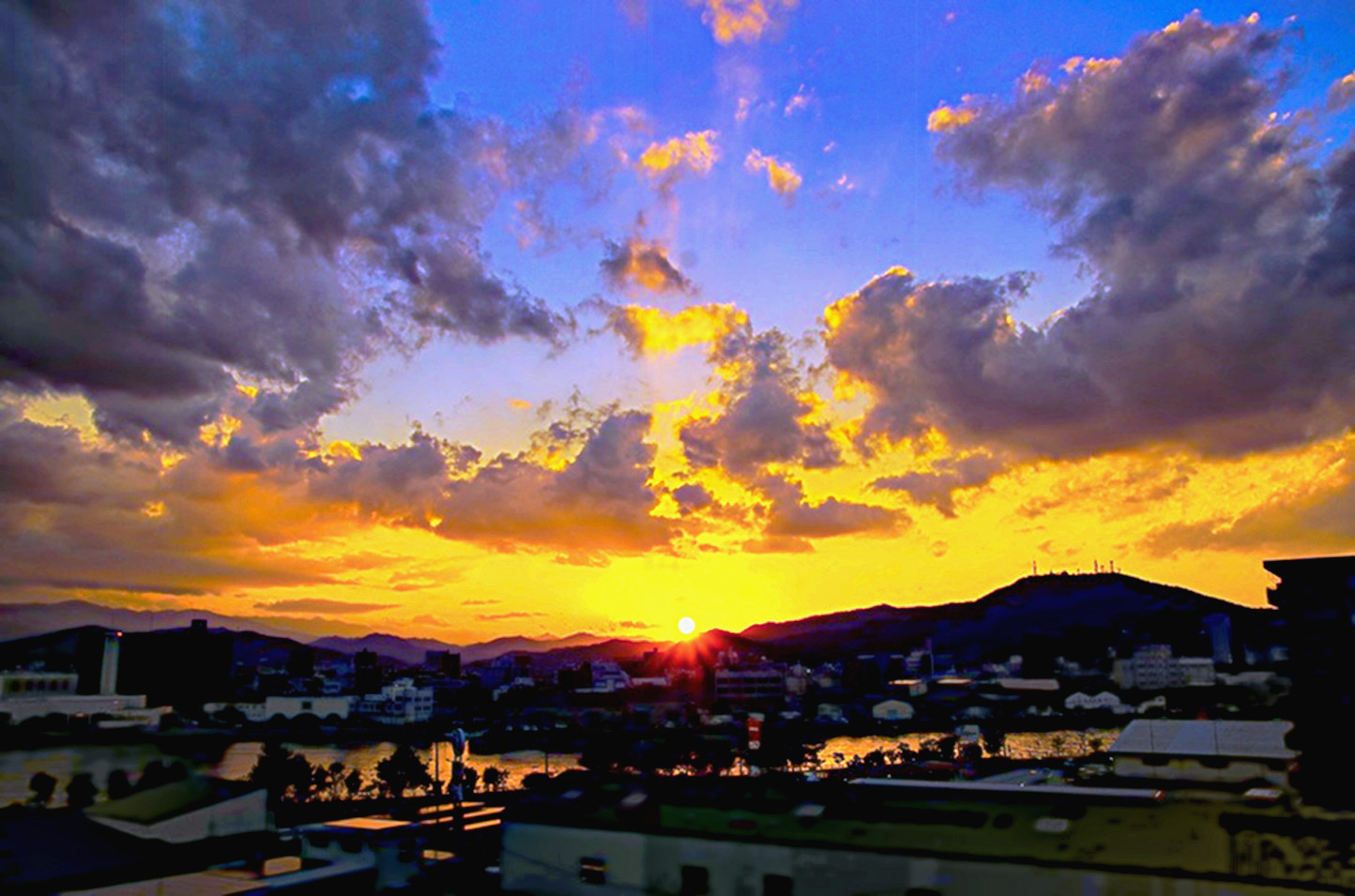PseudoHDR on sunset-sun-landscape-sky-large stretch, dodge-burn, retinex, satur at 10.0.jpg