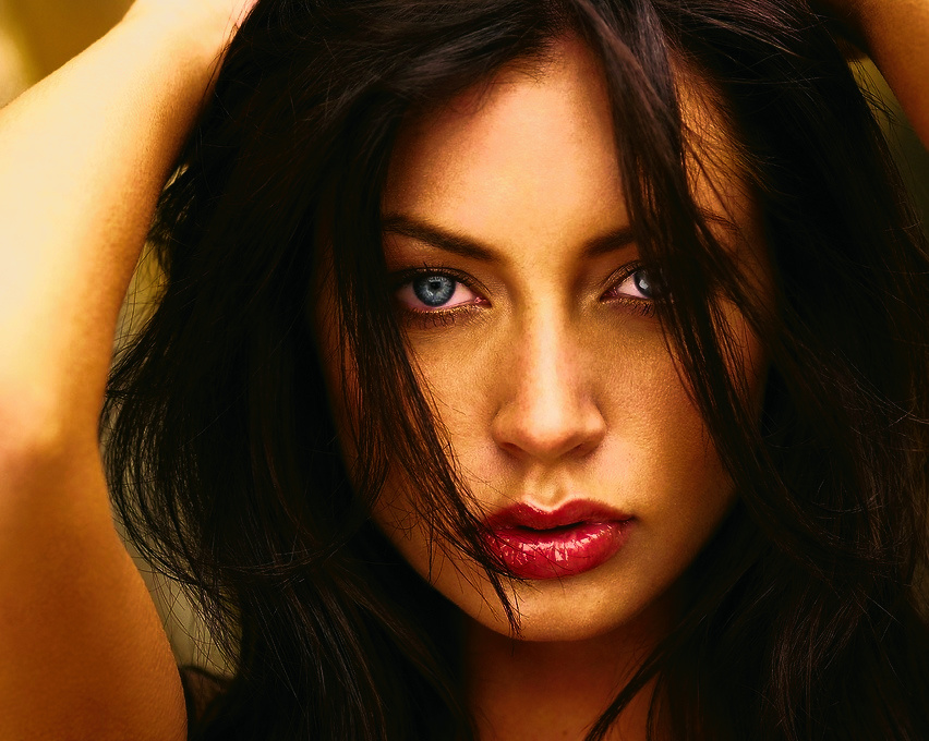 5624-close-up-portrait-of-a-beautiful-brunette-pv_GMICexperimentGOLDFX.jpg