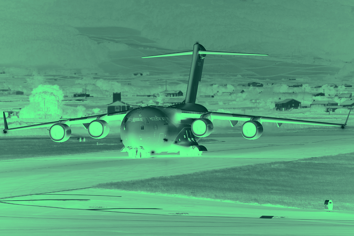 Boeing C-17 Globemaster III Glow stick effect.jpg