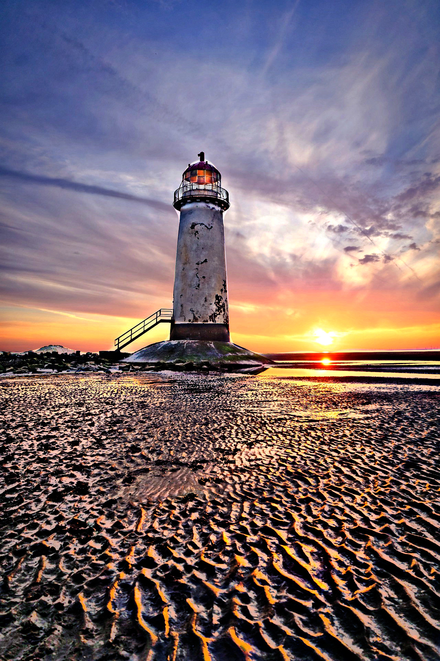 lighthouse-6570322_DN_Artistic_and_Divide_SharpAbstract.JPG