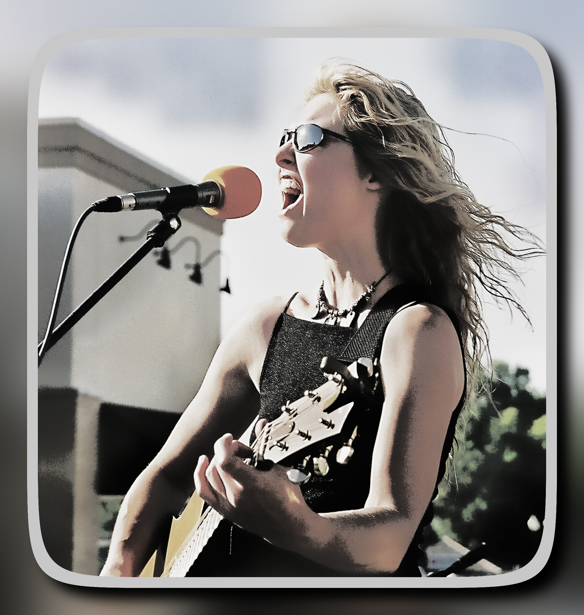 singer-1545903_LocalProcessingNormalize_DN_BlackWhiteEffect_Charcoal_partially.jpg